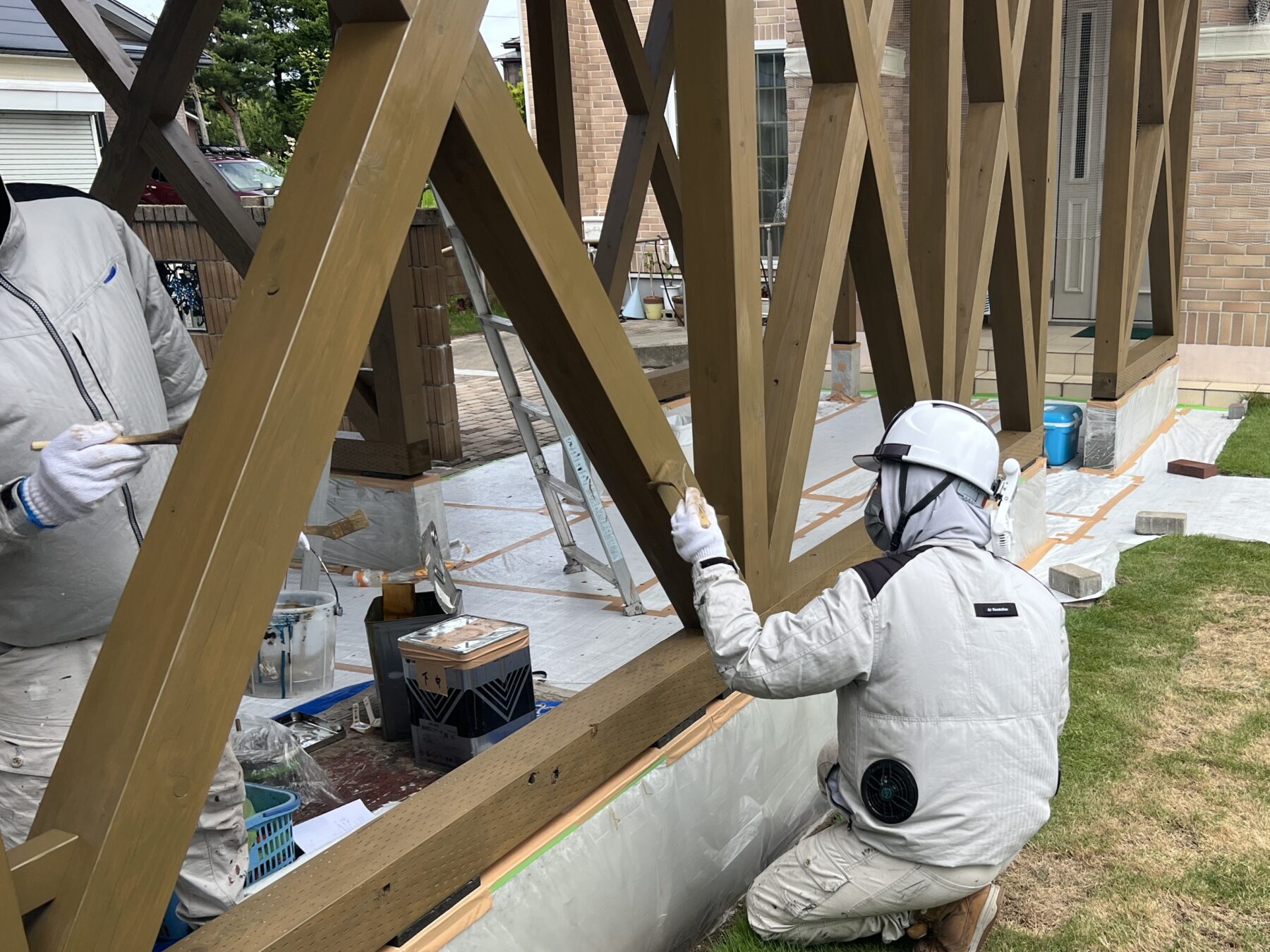 職人による手塗り作業