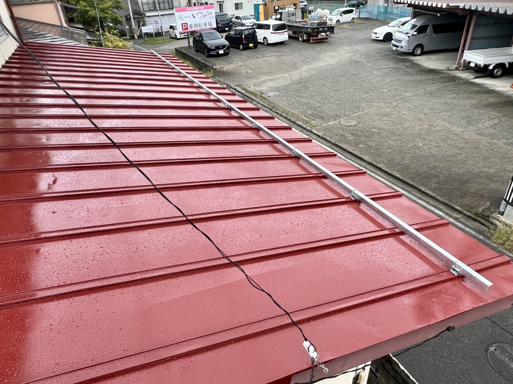赤い板金屋根
